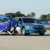 ZF propone airbags externos para colisiones laterales y este video los muestra en acción
