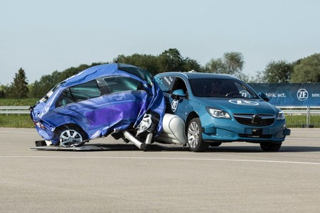 ZF propone airbags externos para colisiones laterales y este video los muestra en acción