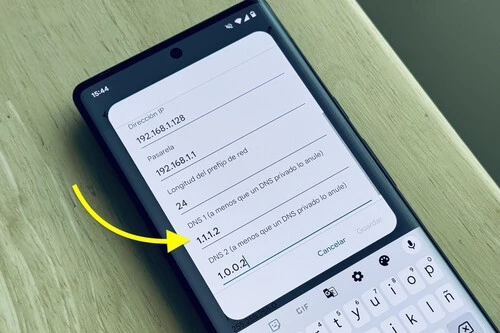 Foto de un móvil Android en la pantalla de ajustes de red