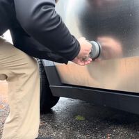 Tesla quería cobrar casi 3.000 euros al conductor de una Cybertruck por arreglar una abolladura en la puerta. Lo arregló por 25 con una ventosa