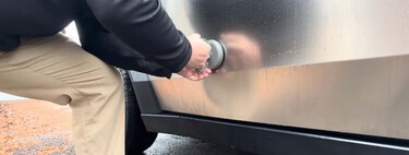 Tesla quería cobrar casi 3.000 euros al conductor de una Cybertruck por arreglar una abolladura en la puerta. Lo arregló por 25 con una ventosa