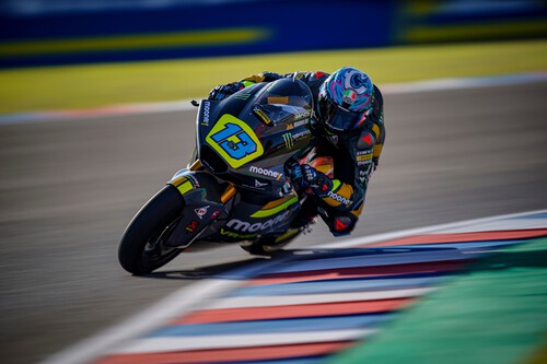 Celestino Vietti se escapa en Moto2 con polémica: ganó en Argentina tras un toque con Fermín Aldeguer, sin sanción