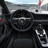 Nació como un experimento y ahora lo desea cualquier coche que pretenda ser deportivo. El material que pasó de los coches a la moda 