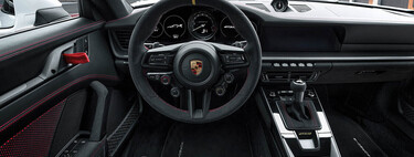 Nació como un experimento y ahora lo desea cualquier coche que pretenda ser deportivo. El material que pasó de los coches a la moda 