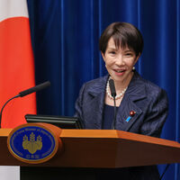 La primera ministra de Japón desata la polémica reuniendo a su equipo de madrugada en un país azotado por las muertes por exceso de trabajo