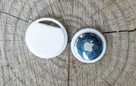 Airtag genérica de Android (izquierda) y AirTag de Apple (derecha)