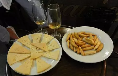 ¿Estás de turismo? ¿Y si aprovechas las rutas guiadas con tapas?