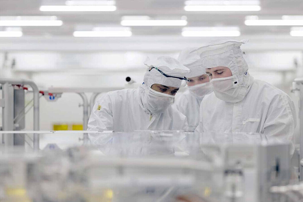 Todo el mundo quiere quitarle el trono a ASML. Hoy ASML ha decidido que el trono es más alto