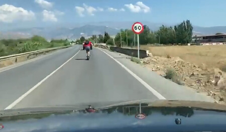 ¡Insólito! Graban en vídeo a un patinete eléctrico a 100 km/h en una carretera limitada a 60 km/h
