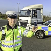 Inglaterra está usando camiones camuflados para combatir la conducción distraída, y está siendo un éxito