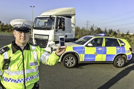 Inglaterra está usando camiones camuflados para combatir la conducción distraída, y está siendo un éxito