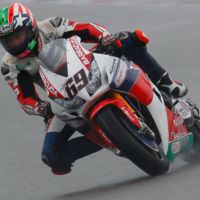 Nicky Hayden estrena su palmarés con victoria en la lluviosa segunda carrera de Sepang