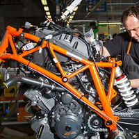 La fábrica de KTM vuelve a echar humo. Se han salvado, y más de 200.000 motos están en camino gracias a los indios 