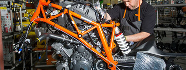 La fábrica de KTM vuelve a echar humo. Se han salvado, y más de 200.000 motos están en camino gracias a los indios 