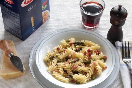 Receta de Fusilli con espárragos y jamón
