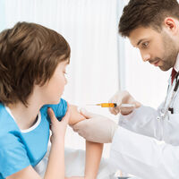 Un juez avala a un niño de 12 años que ha decidido vacunarse contra la Covid, aunque su padre se negara