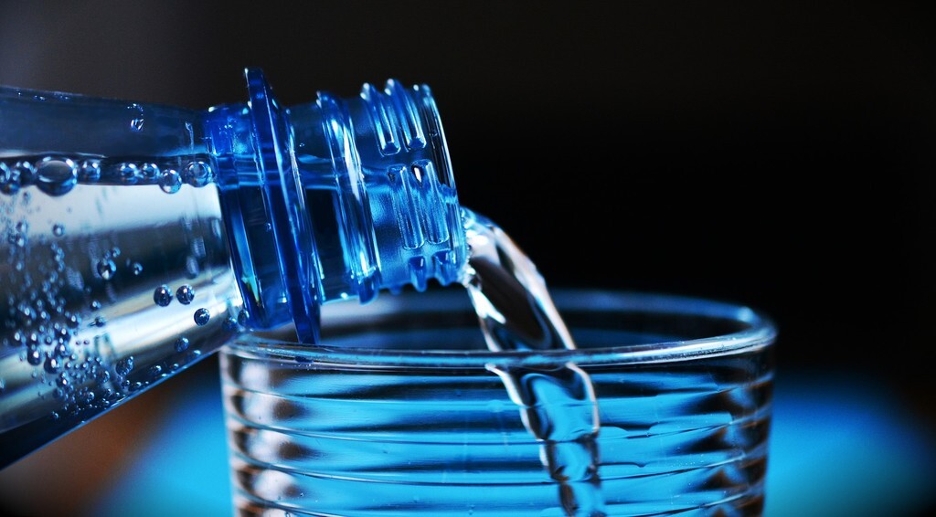 Cuál es el mejor momento para beber agua: durante las comidas, antes o después