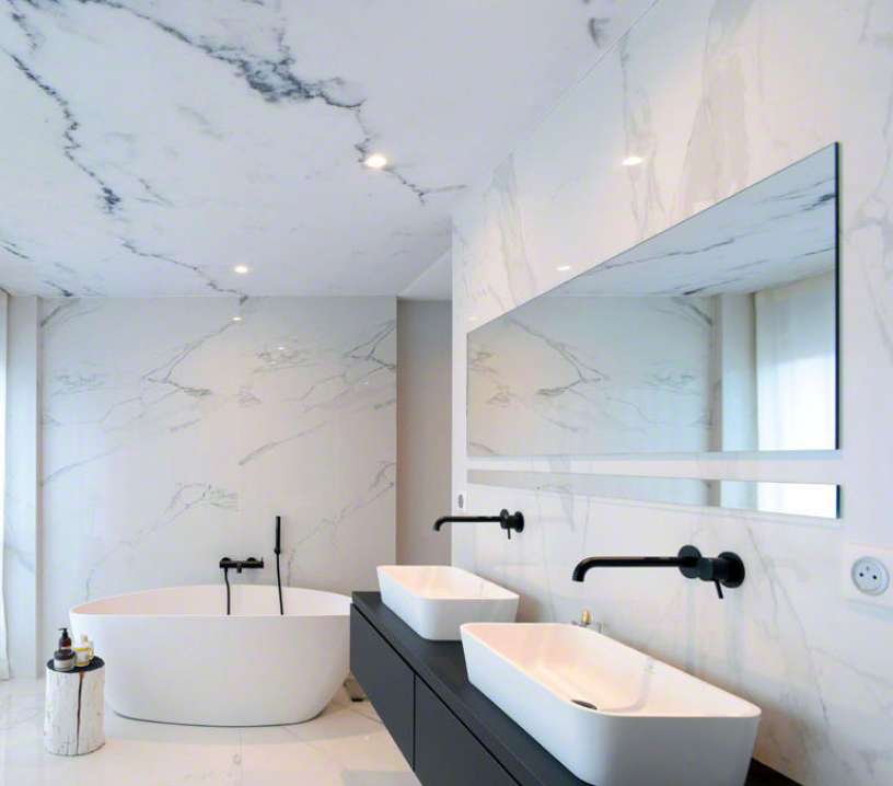 ¿Tienes humedad en el baño? Los techos tensados ahorran tiempo de