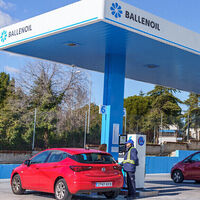 Las gasolineras low cost ganan terreno. La respuesta de las tradicionales es despedir a gente