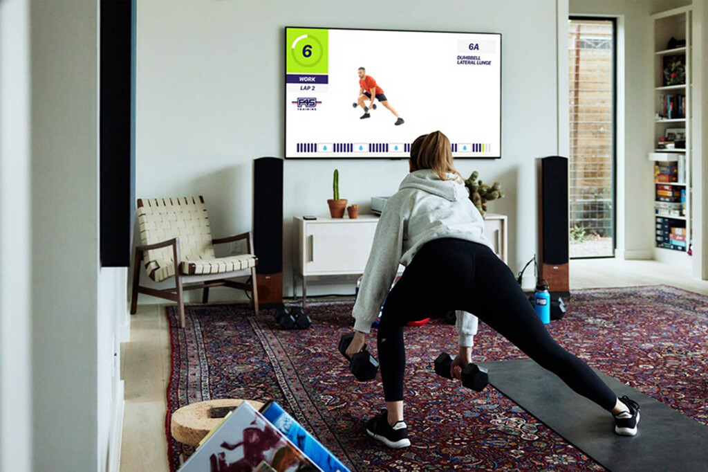 Sin salir de casa: Samsung te lleva el gym y el entrenador a tu salón. Sin pagar ni un euro 