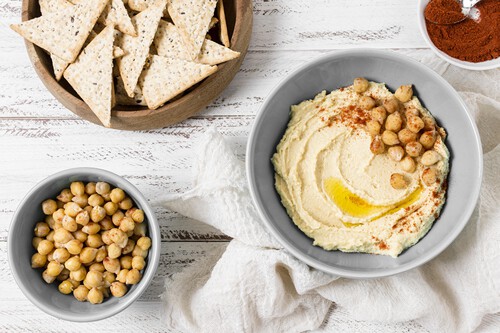 Vista Superior De Garbanzos Y Hummus