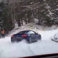 Este Audi R8 V10 Plus cree que es una moto de nieve