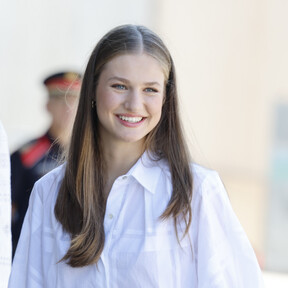 Así son los zapatos españoles que adoran todas las royals y las pijitas madrileñas: con cuña sensata y en colores neutros 