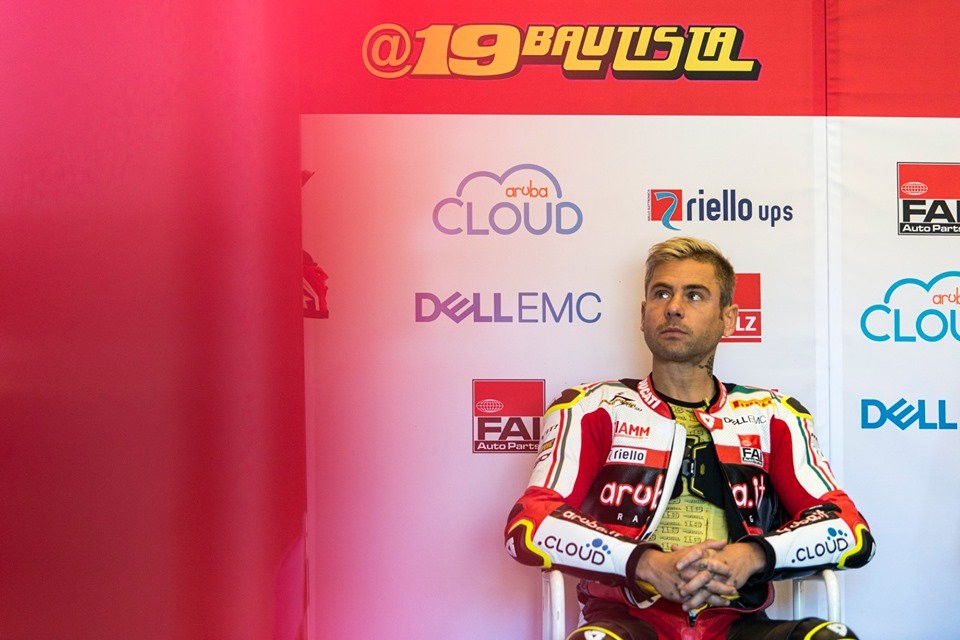 Álvaro Bautista se disloca un hombro por otra caída en la Superpole Race y es duda para la carrera larga