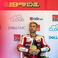 Álvaro Bautista se disloca un hombro por otra caída en la Superpole Race y es duda para la carrera larga