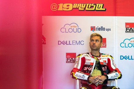 Álvaro Bautista se disloca un hombro por otra caída en la Superpole Race y es duda para la carrera larga