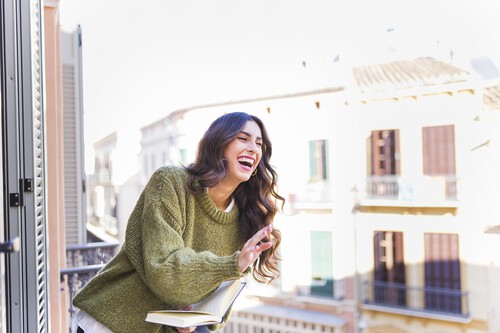 Sombrilla que se sujeta a la barandilla del balcón