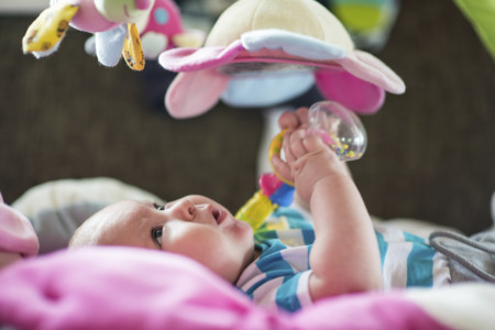 Bebe Con Manta De Actividades