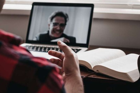 Hablar por videoconferencia no es lo mismo que hacerlo cara cara: se interrumpe más el diálogo y hay agotamiento mental
