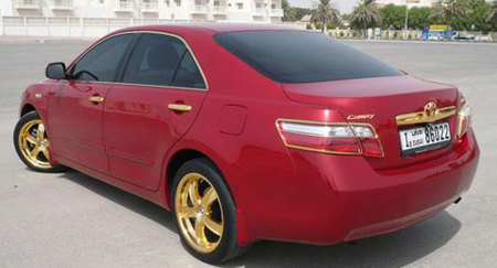 Toyota Camry con adornos de oro