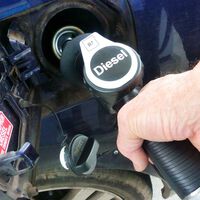 Vamos a pagar el diésel a precio de gasolina. El Gobierno sube el precio 10 céntimos para cumplir con las exigencias de Europa 