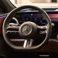 Pantallones y botones. El big data le ha dicho a Mercedes que los mandos físicos "son mejores", así que van a volver a sus coches