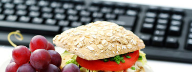 Las consecuencias de comer en la mesa de trabajo 