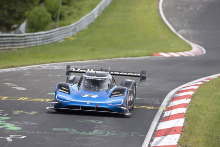 El Volkswagen ID.R bate el récord al coche eléctrico más rápido en Nürburgring Nordschleife: ¡6:05.336!