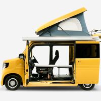 La adorable Honda N-Van Compo es una furgoneta camper que mide casi lo mismo que un Toyota Aygo
