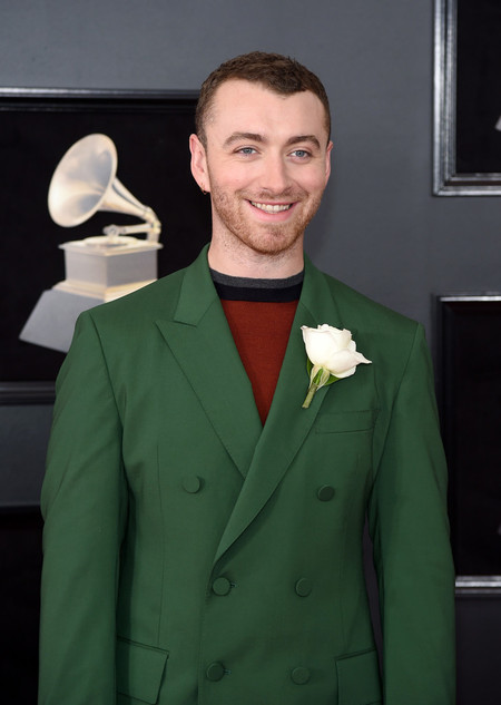 Sam Smith le apuesta al color en un outfit cromático para los premios Grammy