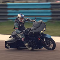 Locura nivel meterse con una Harley-Davidson CVO Road Glide en circuito y limarle hasta las alforjas