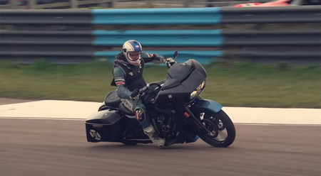 Locura nivel meterse con una Harley-Davidson CVO Road Glide en circuito y limarle hasta las alforjas