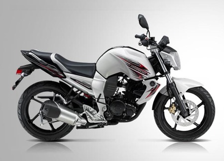 Yamaha Byson FZ16, como sus hermanas mayores pero económica 