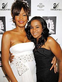 La hija de Whitney Houston intenta apuñalarla