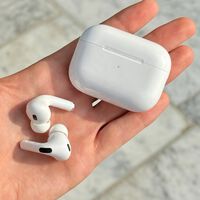 Llevamos décadas intentando esconder los audífonos. Apple se ha cargado el complejo haciendo exactamente lo contrario