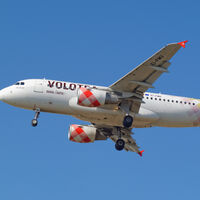 Volotea comienza a cobrar un extra por la subida del petróleo en sus vuelos. El 97% de los pasajeros ha aceptado pagarlo 