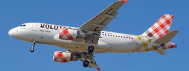 Las aerolíneas llevaban semanas avisando y las consecuencias ya están aquí: Volotea cobrará 14 euros más por la crisis de Ormuz