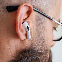 Patricio Ochoa, médico: "los auriculares Bluetooth usan millones de veces menos energía que lo que normalmente utilizaría un microondas"