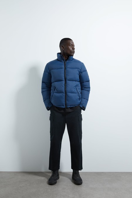Doce piezas infalibles de Zara para adoptar el color del 2020, el Classic Blue en nuestros looks
