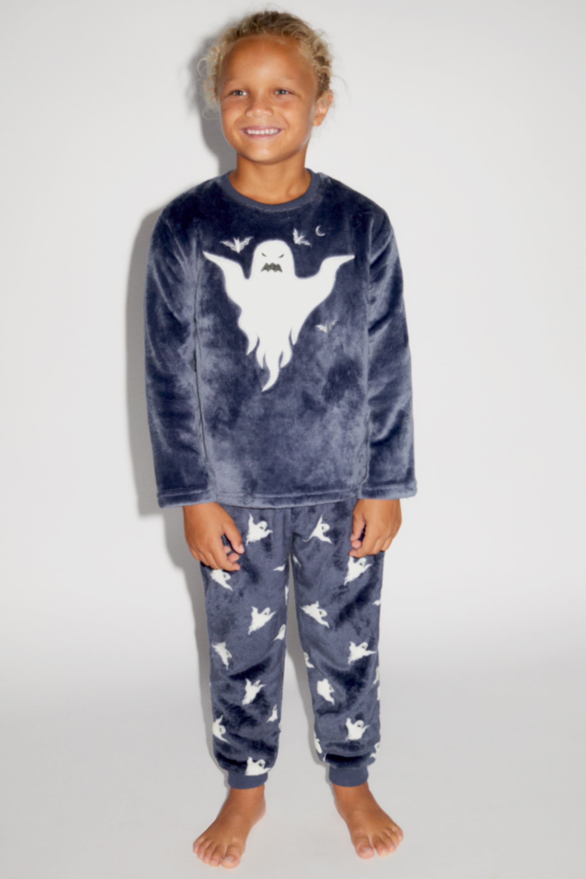 Conjunto velvet dos piezas. Camiseta cuello redondo y manga larga.